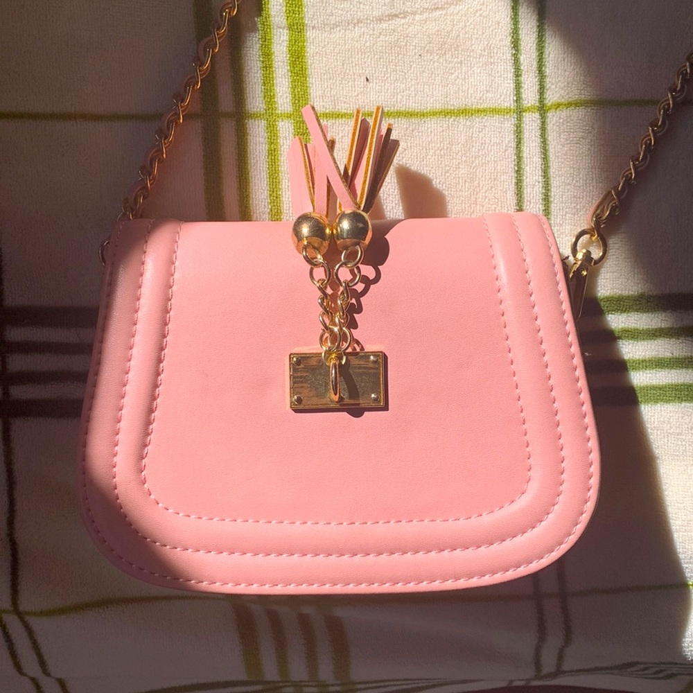 Pink crossbody purse with removable gold chain! 💕